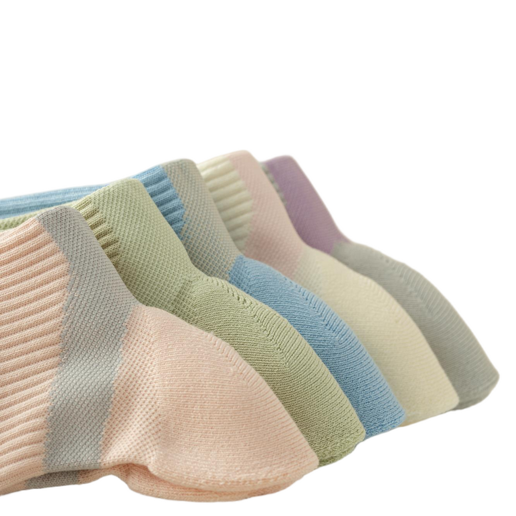Cottony, lightweight, comfortable, and color-blocked women's mid-length socks